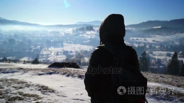 徒步旅行暴雪人寒冷的冬天的雪视频