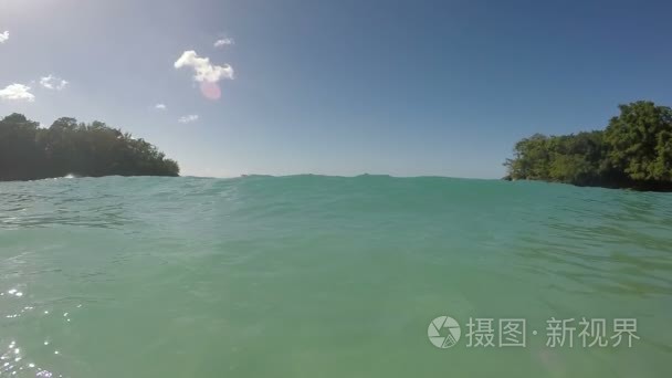 在大海的波浪上晃动视频