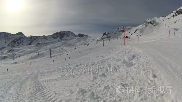 在瑞士的阿尔卑斯山滑雪视频