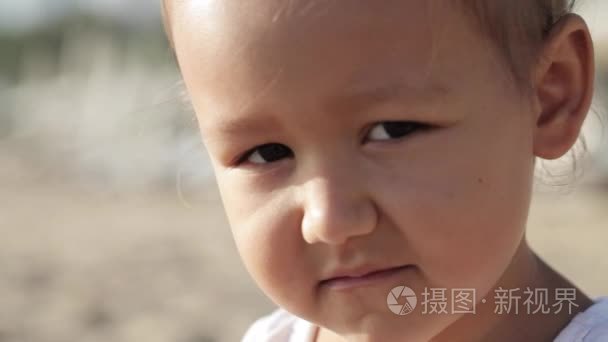 可爱的小女孩看着相机与搞笑表情的特写肖像