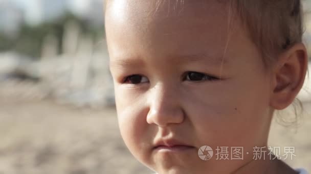 可爱的小女孩看着相机与搞笑表情的特写肖像