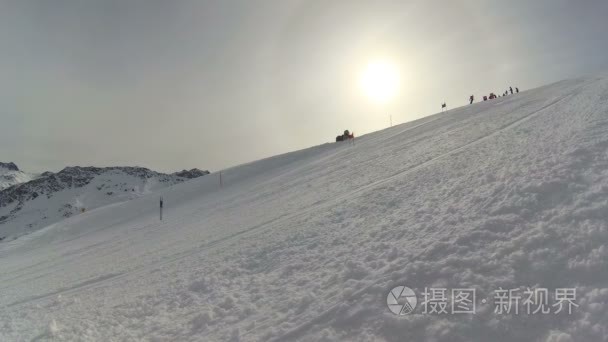 在瑞士的阿尔卑斯山滑雪视频