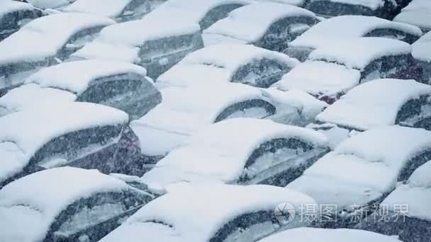 汽车在暴雪白雪覆盖