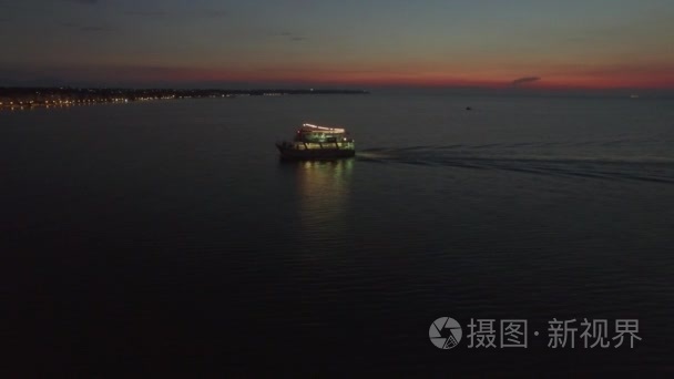 在夜间航行旅游船的鸟瞰图