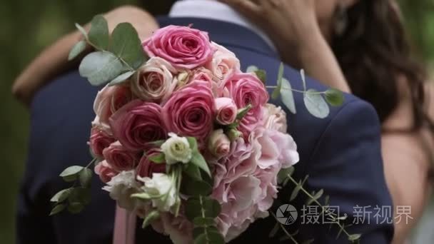 新婚夫妇在公园深情相拥