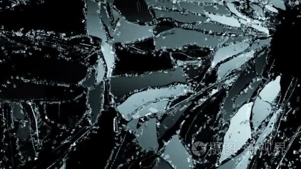 裂纹和破碎的黑色玻璃视频