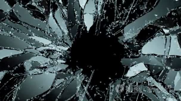 裂纹和破碎的黑色玻璃视频