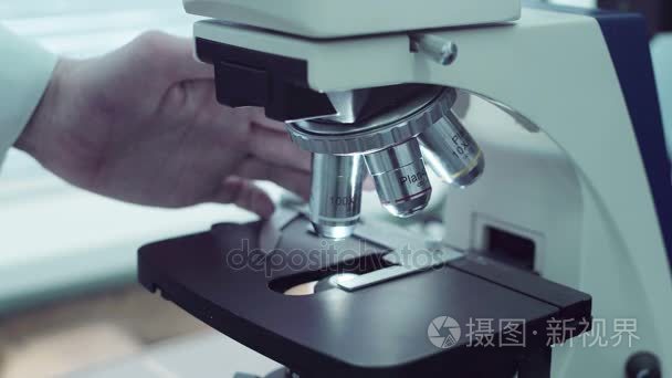 化验师用显微镜视频