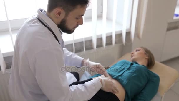 Доктор трогает девочку. Врач трогает сердце. Врач слушает сердце. Осмотр больной девушки. Доктор трогает девочку.