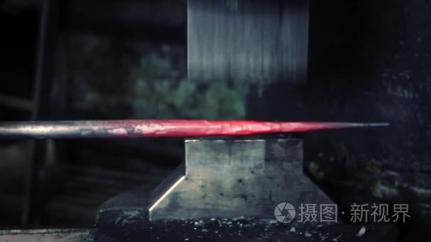 铁在冶炼中的弯曲视频