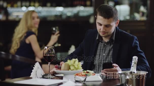 美与男子在餐厅调情视频