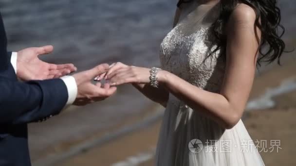 婚礼夫妇拿起手上海滩视频