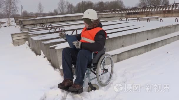 谈轮椅的残疾的工人视频