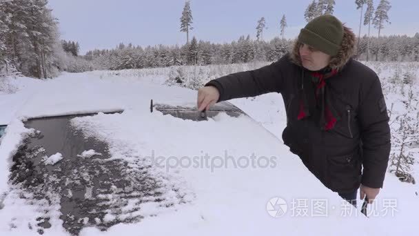 在冬天的人清洗车窗从雪视频