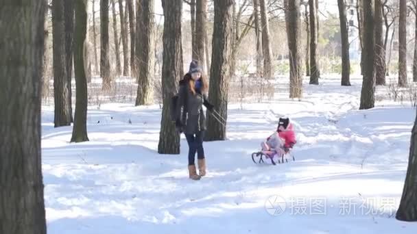 母亲和女儿在步行视频