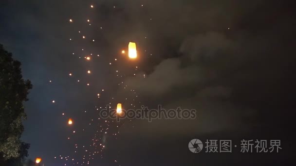 中国灯笼飞上天空中视频