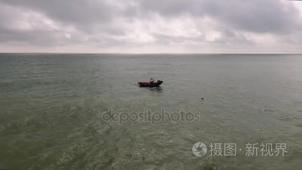 寂寞的小船在海浪上摇摆视频