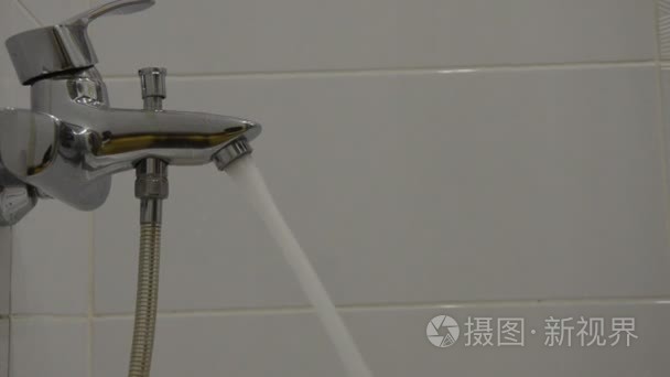 水龙头的水流动视频