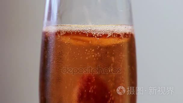 覆盆子滴眼液在玻璃的起泡酒视频