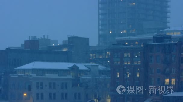 城市建筑的降雪在晚上视频