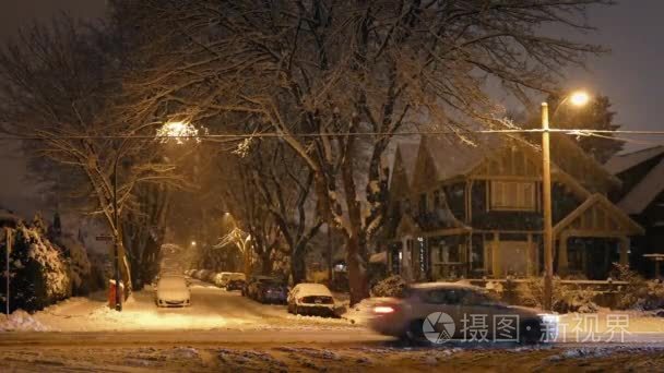 与过往车辆在暴雪的郊区视频