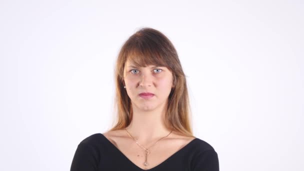 年轻的女人脸上的厌恶捏鼻子看起来有趣臭臭的非常难闻的气味情况孤立