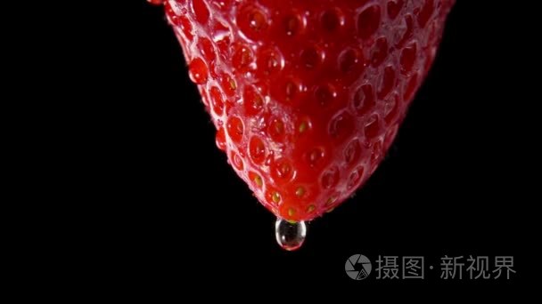 从草莓一角上滴一滴水