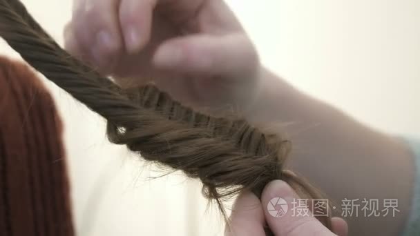 特写的理发师手制作美丽绸带视频