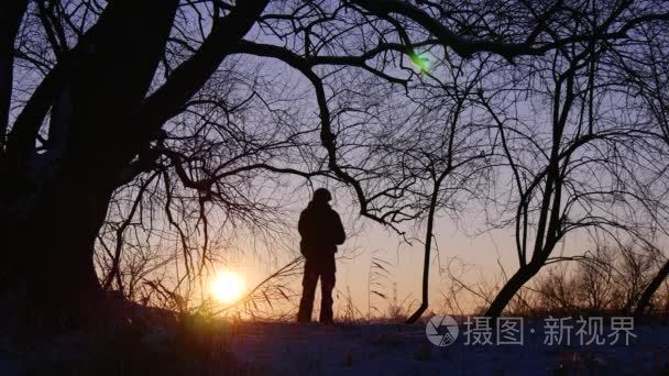 成年男子使充电在性质上的早晨视频