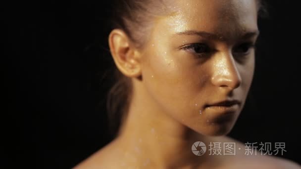 她脸上的青铜艺术化妆专业模特视频