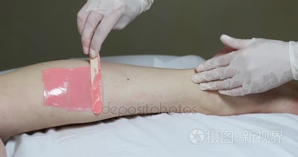 额外的脱毛后加油女人腿特写视频- 00:164k女人拔眉毛脱毛用镊子视频