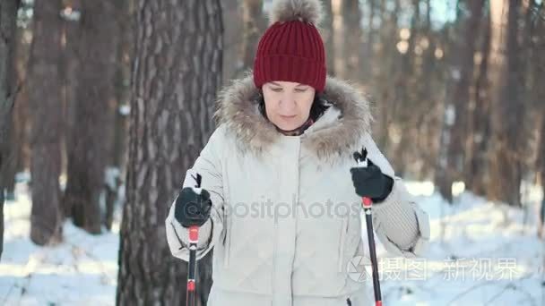 高级女人北欧走在冬季公园视频