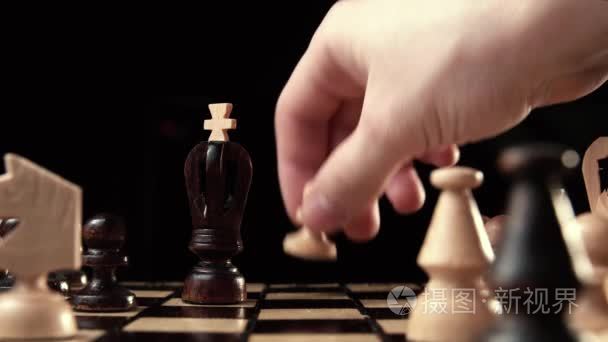 国际象棋特写，木制国际象棋棋盘，经营理念，黑色的背景。幻灯片的相机。工作室