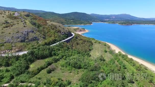 通过山铺平的道路视频