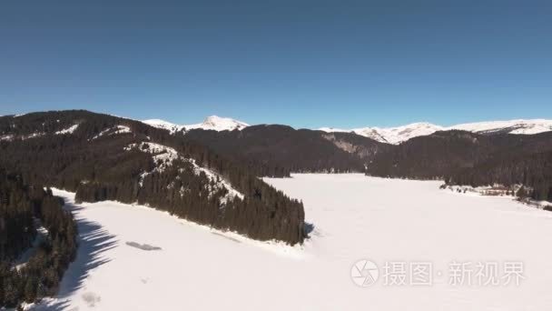 山冻湖与晴朗的天空视频