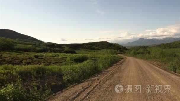 排山与山之间砂石路视频