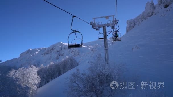 雪的森林和滑雪者在一个滑雪缆车 pov 上