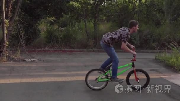 那个年轻人履行对小轮车自行车技巧视频