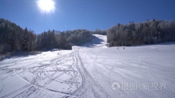 雪的森林和滑雪者在一个滑雪缆车 pov 上