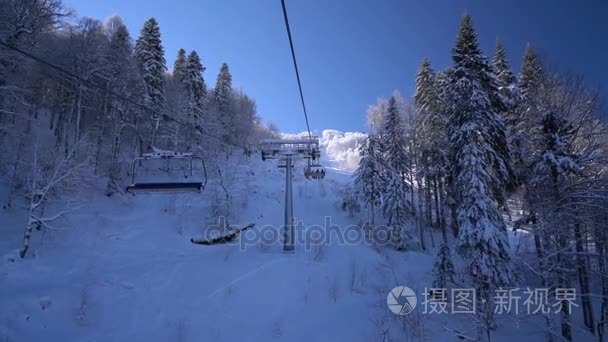 雪的森林和滑雪者在一个滑雪缆车 pov 上