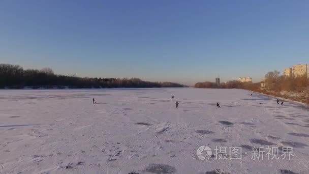 基辅。乌克兰。第聂伯河河冬天大桥。横跨在日落龙沙鸟瞰的城市。基辅市位于第聂伯河。在基辅在日落时在第聂伯河上飞行。公寓楼的屋顶视频