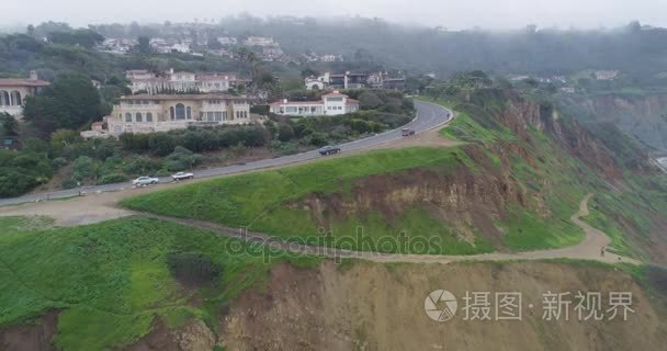 从大厦沿着悬崖︰ 海岸岩石海滩在帕萨迪纳，加利福尼亚州，大雾天空中飞走