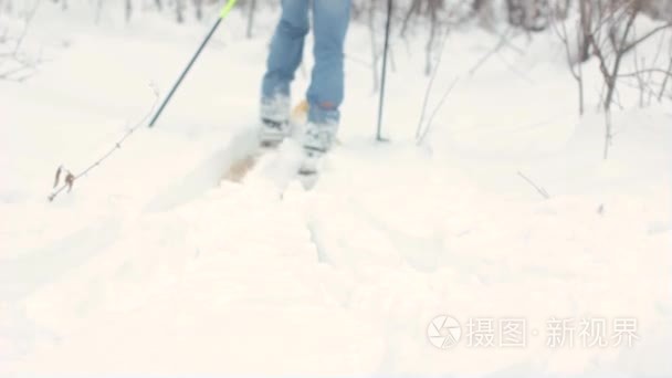 滑雪者的经历是在雪中视频