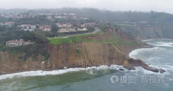 空中飞入悬崖 海岸岩石海滩在帕萨迪纳，加利福尼亚州，大雾天旁边的豪宅