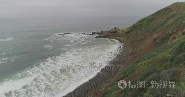 空中对帕洛斯弗迪斯的悬崖 海岸石滩，加利福尼亚州，海浪拍打成岩石，大雾天