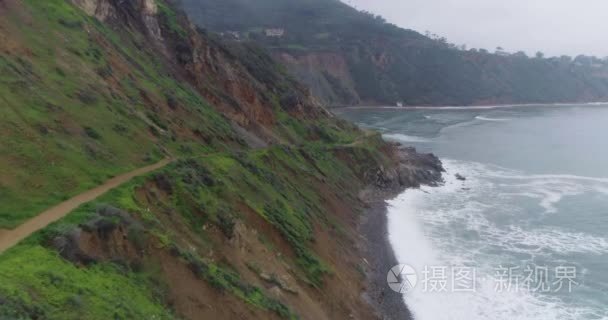 空中飞向前的悬崖︰ 海岸岩石海滩的泥巴路，大雾天