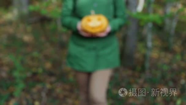 女人进行手南瓜杰克 o 灯笼视频