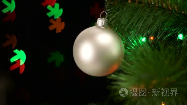 圣诞树上的白灯泡视频