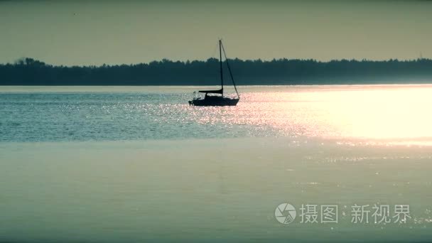 在湖或河上航行船剪影远了视频