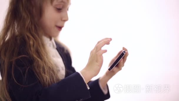 在手机上玩游戏的女学生视频